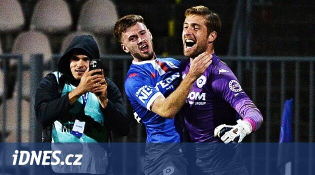 V Králově Poli jako ve Wembley. Holý deptal střelce, sám zíral na „panenku“