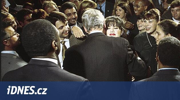 Bill objal Monicu. Zapomenutý snímek po letech otřásl Bílým domem