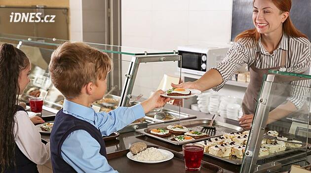 Co budou jíst děti v jídelnách? Babiš chce odložit „zdravější“ vyhlášku