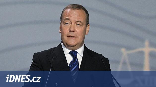 Nový díl thrilleru. „Hlupák“ Medveděv se po hrozbě ponorkami vysmívá Trumpovi