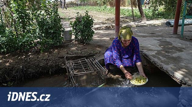 Mytí jídla v husích výkalech. Vody je v Tádžikistánu habaděj, akorát ne pitné