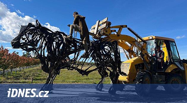 Bělecké Mlýn'deki çelik boğa, yaşayan aygır Bohdan'ın anıtıdır