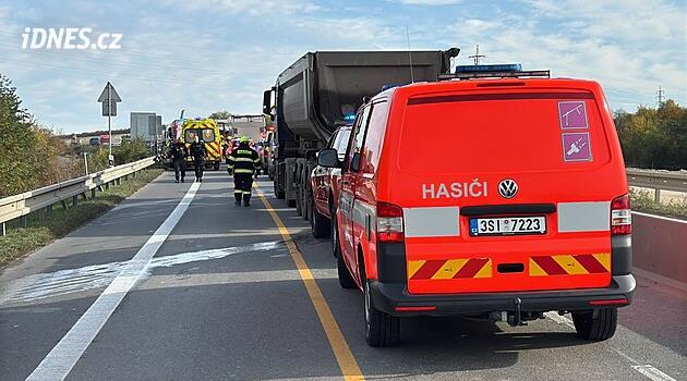 Na Pražském okruhu havarovala nákladní auta