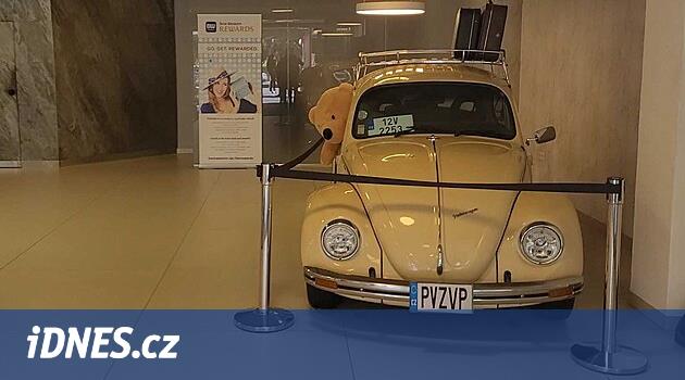 Proletáři, vyližte si, vzkázal diplomat na SPZ vozu vystaveného ve štábu Stačilo!