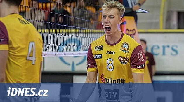 Erkekler, gençler ve öğrenciler için oynanan yetenekli voleybol oyuncusu