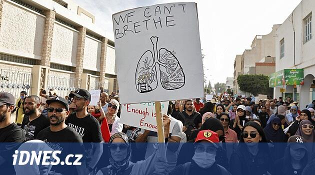 Nemůžeme dýchat, protestují Tunisané. Emise z továrny přiotrávily přes 200 lidí