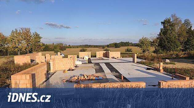 Yetkililer, Chruim bölgesindeki Včelákov'daki Black House'u durdurdu