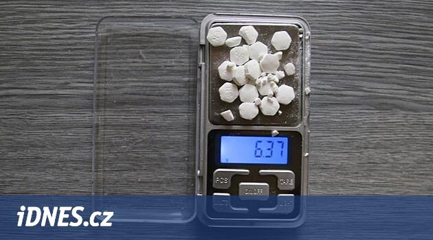 Bir kadın iç çamaşırıyla Stráž'daki bir hapishaneye uyuşturucu soktu