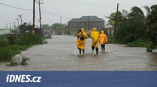 Létaly střechy, padaly stromy. Děsivý hurikán Melissa se po Jamajce řítí na Kubu