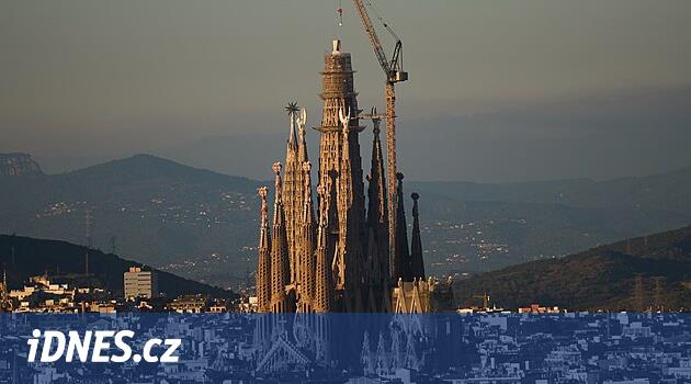 Sagrada Familia je nejvyšším kostelem světa. O metr přerostla katedrálu v Ulmu