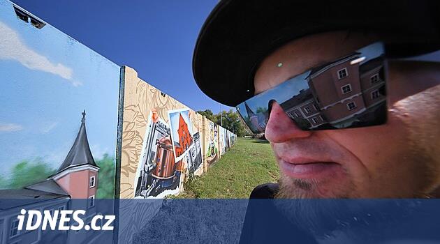 Püskürtücü, açık galeride Sokolov'daki manastırın duvarını değiştirir