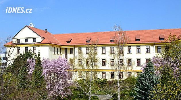 Údajné napadení žáka učitelem vyšetřuje policie, někdo incident popisuje jinak
