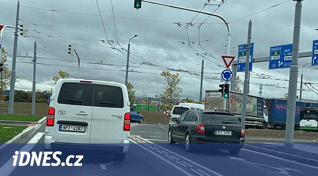 Suková Caddesi'ndeki Kruhák trafik ışıklarıyla kontrol edilebilir