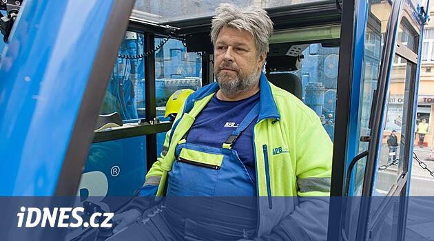 Sherman tankını Pilsen'deki üç katlı bir evin üzerine nakleden bir vinççiyle röportaj