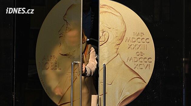 Medaile, diplom i milionová odměna: na co se můžou těšit laureáti Nobelových cen a kdo je vybírá?