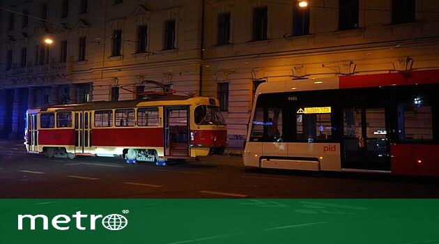 Pražská tramvaj 52T táhla havarovanou „tétrojku“. Bezchybný odtah se však nekonal