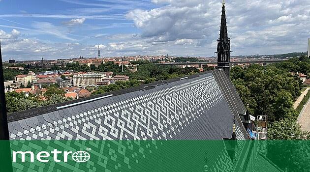 Krása se vrátila do starých časů. Střecha slavné baziliky sv. Petra a  Pavla na Vyšehradě září