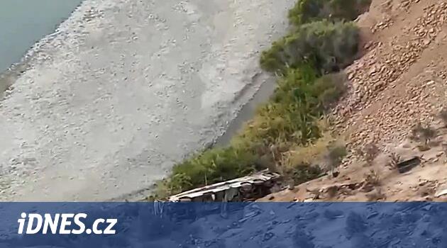 Po srážce se zřítil ze srázu. Při nehodě autobusu v Peru zemřelo přes třicet lidí