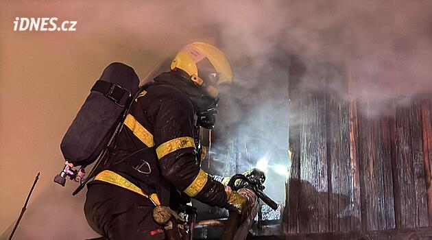 V Hostivici u Prahy hoří bungalov, jeden člověk skončil v péči záchranářů