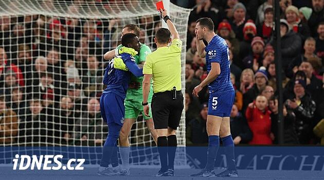 Gueye vyloučen po facku na spoluhráče, Everton dohrával na Old Trafford v deseti