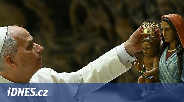 Ježíš zachránil lidstvo úplně sám, brojí Vatikán proti kultu Panny Marie