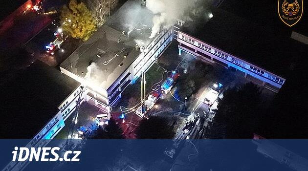 VIDEO: Hasiči museli rozebrat kus střechy školy. Záběry ukazují rozsah požáru