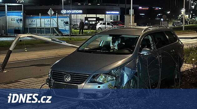 Driftoval a pak ujížděl strážníkům. Zastavil se až o stožár veřejného osvětlení