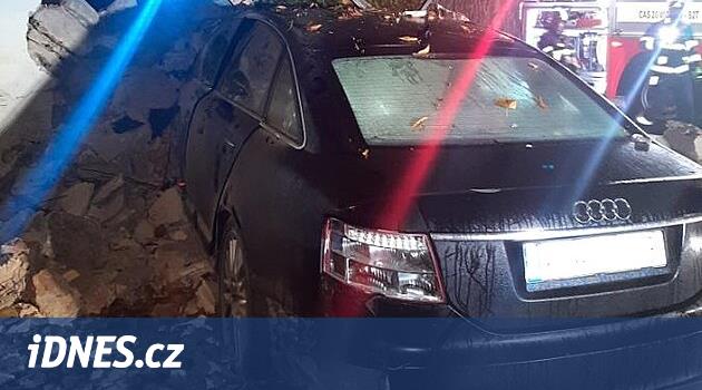 Řidič ve vysoké rychlosti zbořil kapličku, v autě zasypaném sutí zemřel