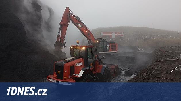 Štěpka na skládce u Litvínova má stále skoro sto stupňů, hasiči ji dál rozhrabávají