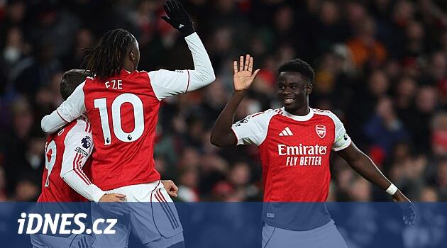 Eze hattrick dovedl Arsenal k jasnému vítězství v derby, Aston Villa otočila na Leedsu