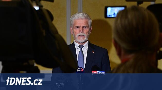 Naše pomoc Ukrajině má pokračovat, říká Pavel. Oponoval sundání její vlajky