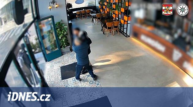 Nebojácný prodavač se rozběhl za lupičem, který v obchodě okradl seniorku