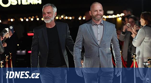 Para hokeyi oyuncuları ve film yıldızları Yenilmez filminin Ostrava'daki galasını kutladılar