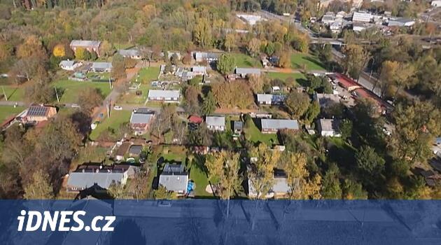 V Bedřišce začala demolice finských domků. Nehoráznost, zlobí se lidé z kolonie