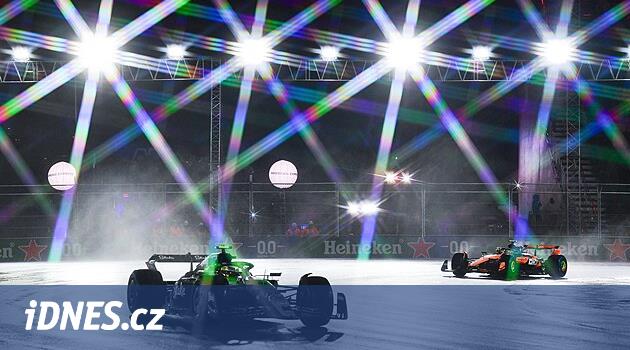 Norris vyrazil v Las Vegas z pole, Hamilton skončil na chvostu