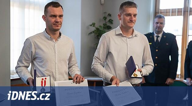 Hodonín bölgesindeki balıkçılar, yangın sırasında erkekleri kurtardıkları için ödül kazandı