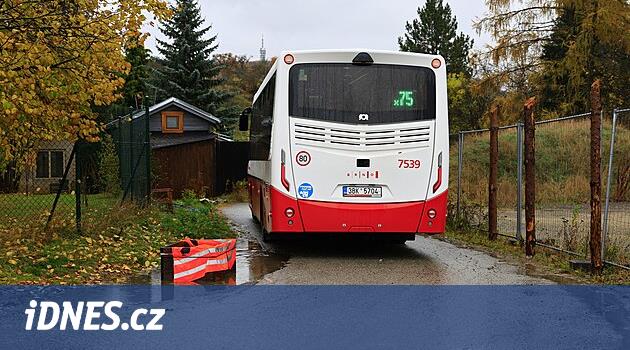 Opilec si ve Slaném vypůjčil autobus a naboural několik aut. Měl být ve vězení