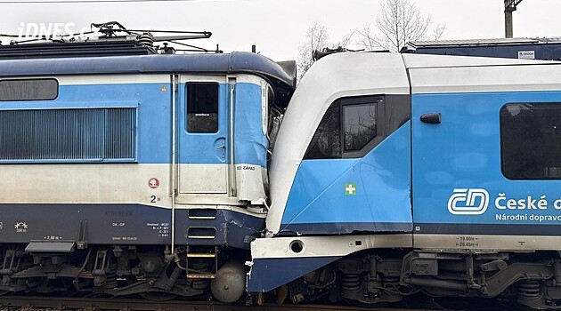 Srážku vlaků s 37 zraněnými zavinil strojvůdce rychlíku, škoda je nakonec poloviční