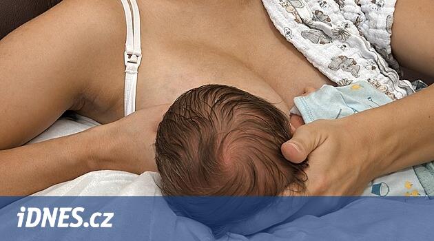 Třebíč hastanesinin emzirme danışma odasında anneler müzik terapisi sırasında rahatlıyor