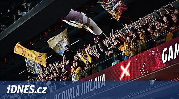 Sigara içen bir kişi Horácká Arena'da hokey oynarken alarmı çalıştırdı