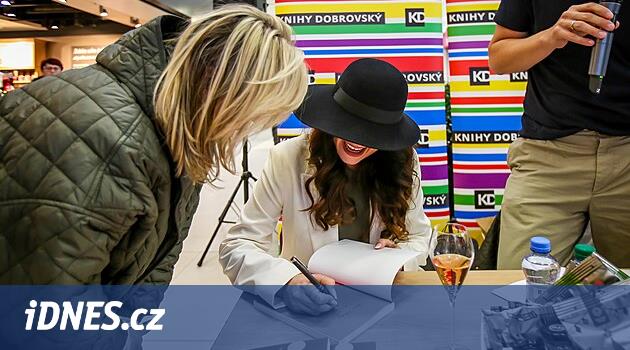 Etkileyici Budějčanda kendi kitabını vaftiz etti