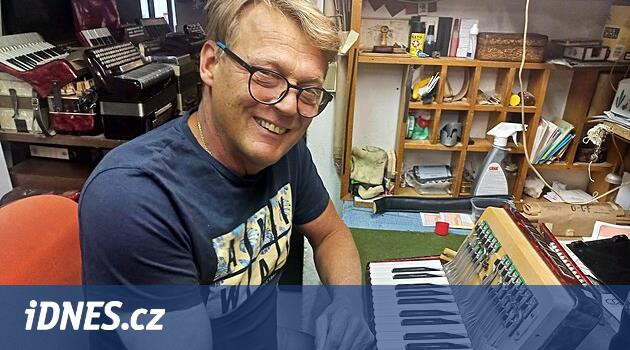 František Mikeš, České Budějovice'de akordeon tamiri ve üretimi yapıyor