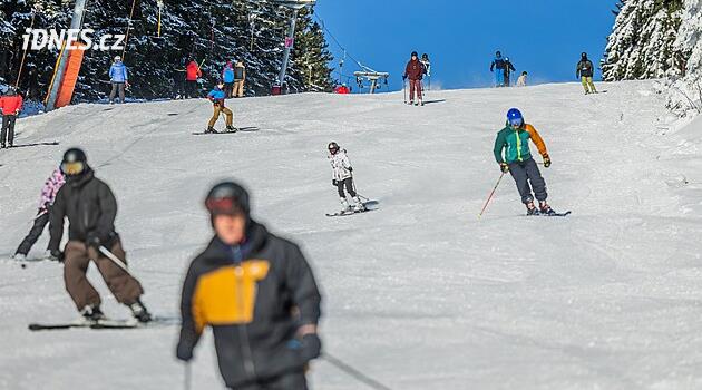 Chytré, nebo bezohledné? Lyžaři našli způsob, jak se u vleku vyhnout frontě