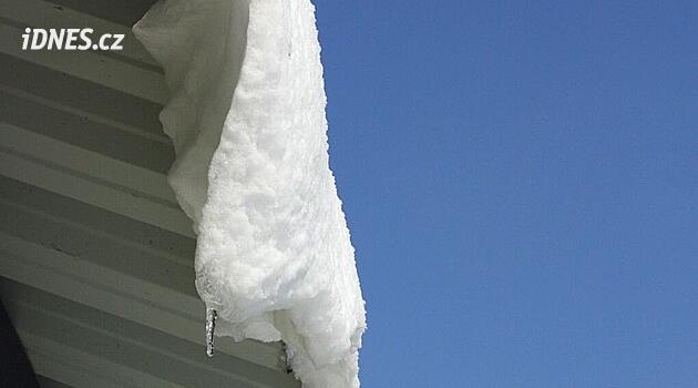 Mariánské Lázně'deki Hotel Excelsior'un çatısından gelen buz, bir yayayı ciddi şekilde yaraladı