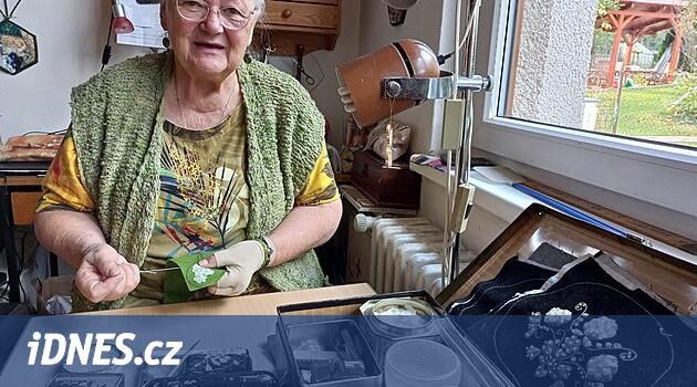 Ludmila Dominová balık pullarından nakış yapıyor
