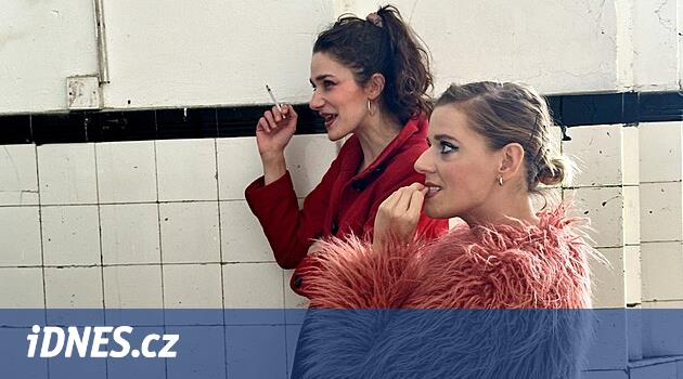 GLOSA: Těžký úděl herce a ještě těžší úděl lehkých děv lze poznat Ve Smečkách