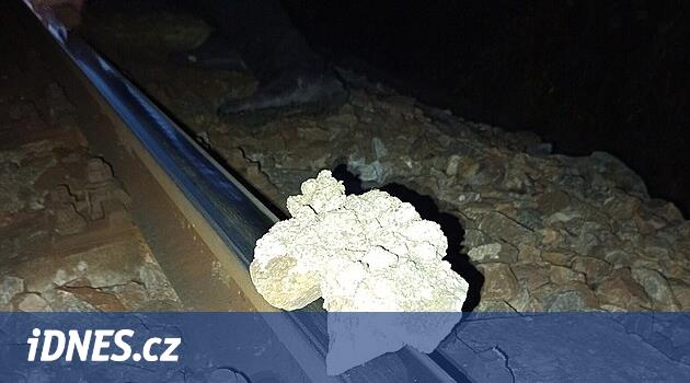 Děti na koleje ve Vamberku nastražily velké kameny, rošťáků si všimla železničářka