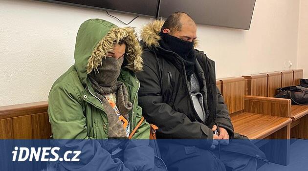 Postižený syn dostával jedno jídlo denně do misky, spal na podlaze, soudí manžele