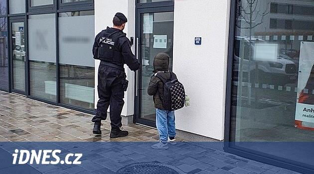 Amca çocuğu Pilsen'deki okula götürdü ama okul tatil nedeniyle kapalıydı