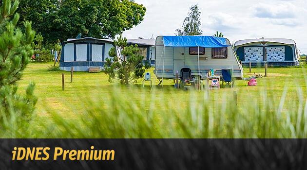 Někdy za stovku, jindy za tisíce. Čechy lákají levné dovolené v kempu na zahradě